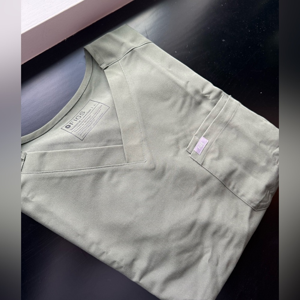 Figs scrubs mens olive green top large